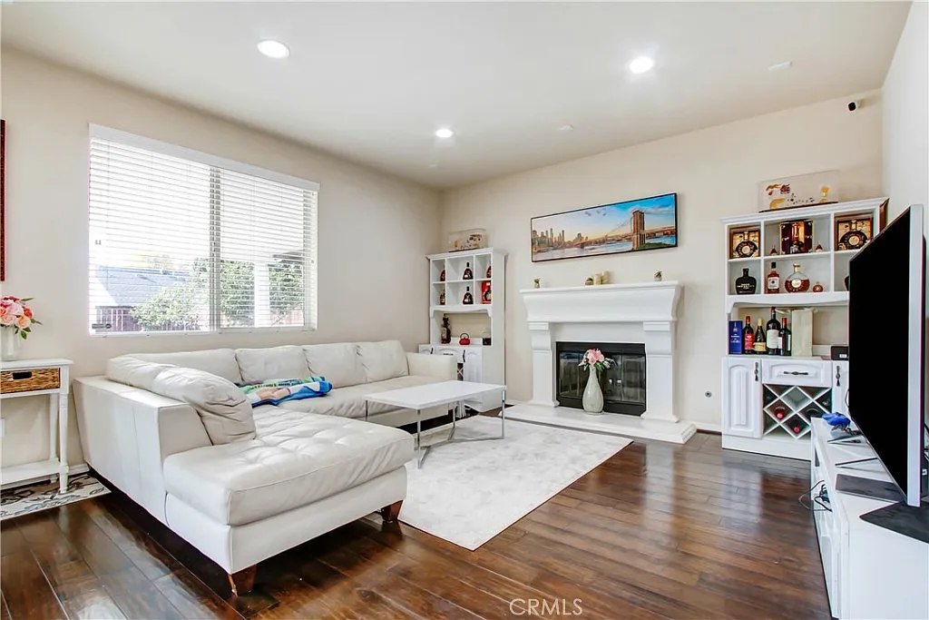 5 bed, 2500 sqft, $5,175 — Photo 4