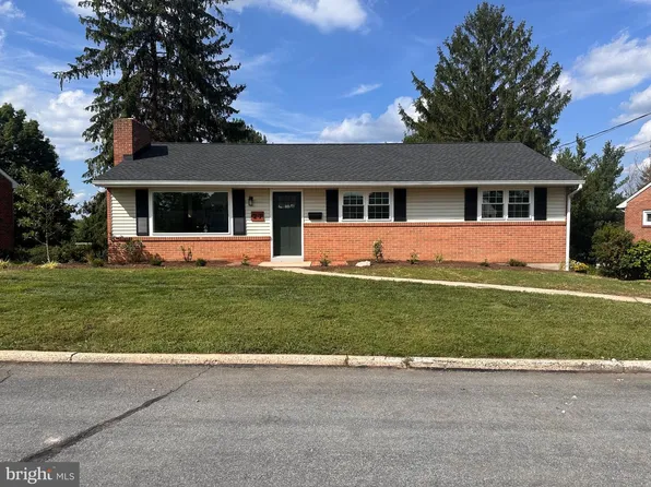 27 Fairview Dr, Akron, PA 17501