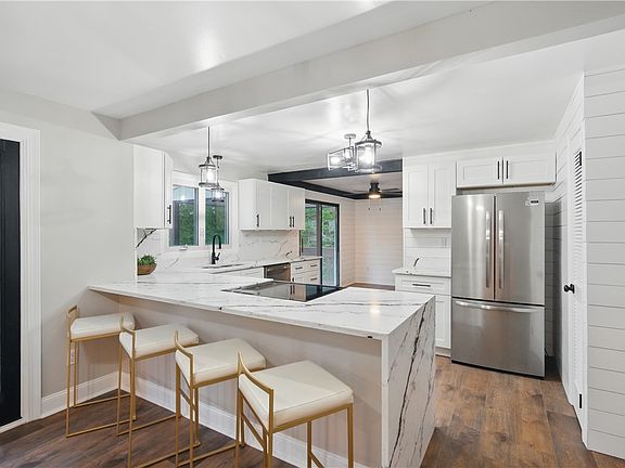 4th image of 2652 Lindenwood Dr