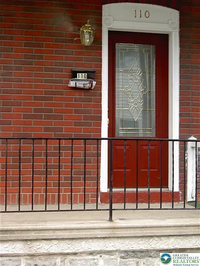 110 E Raspberry St — Photo 2