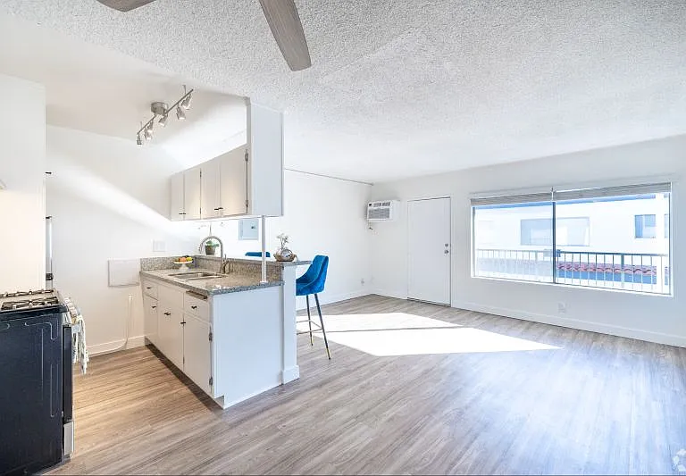 Carson Oakwood Apartments — Photo 16