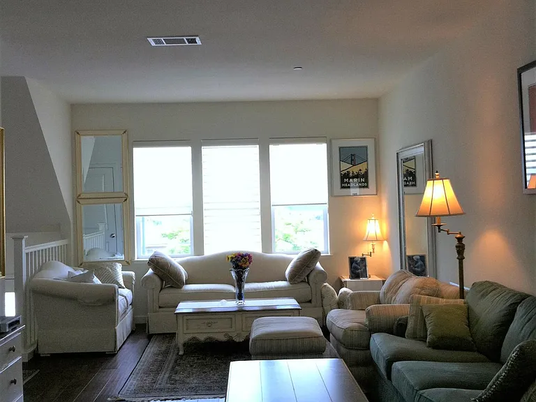 1903 Newbury Dr — Photo 2