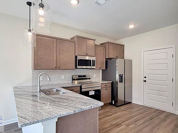 5th image of 212 Juniper Dr
