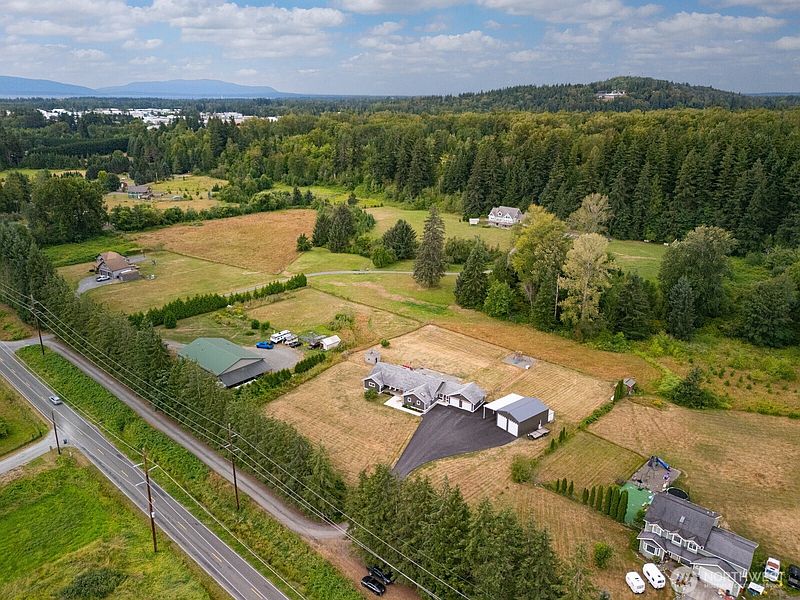 3rd image of 1188 Dewey Lane