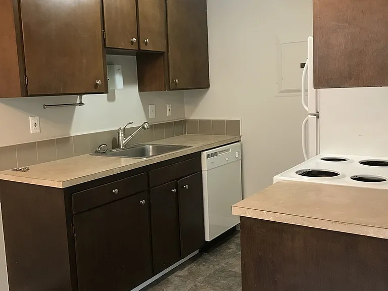 527 Summit Ave E — Photo 3