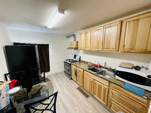 5th image of 1425 Summit St