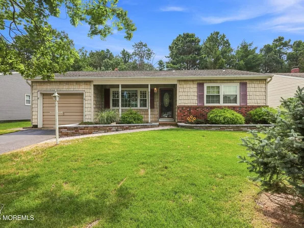 42 Castleton Drive, Toms River, NJ 08757