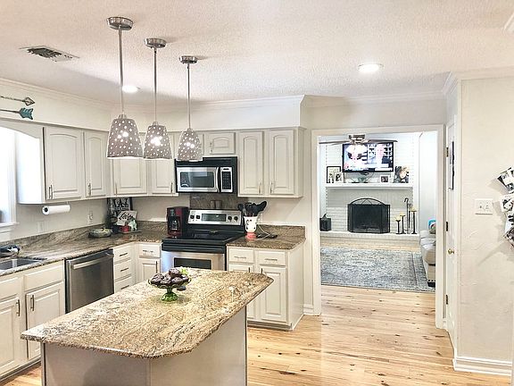 3rd image of 20 Old Oak Ln