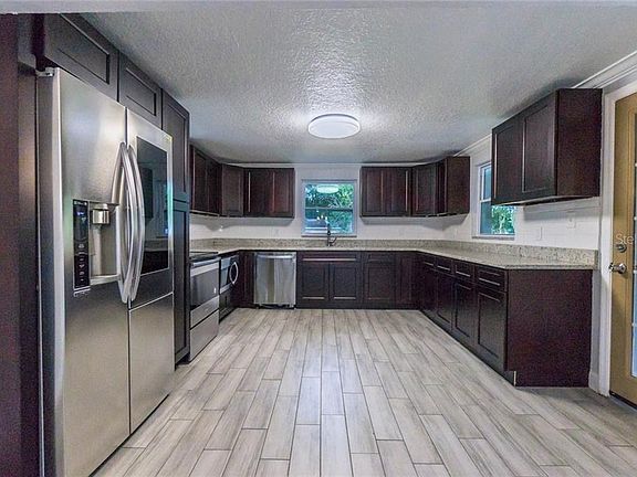 5th image of 802 Starke Lake Cir
