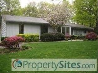 5 Ibsen Ct, Dix Hills, NY 11746