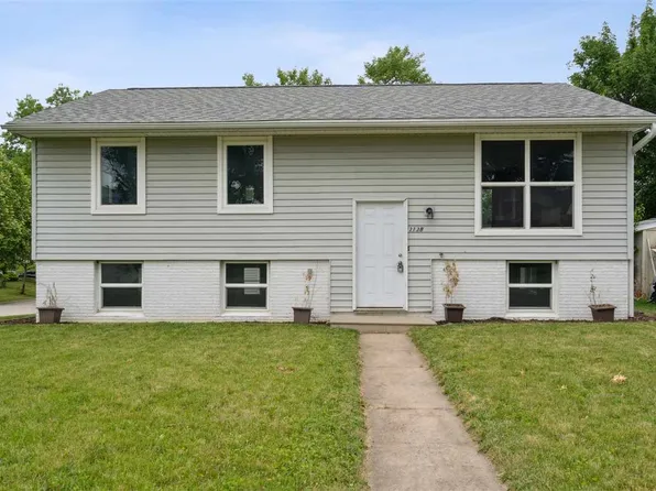 3138 Coral Ln SW, Cedar Rapids, IA 52404