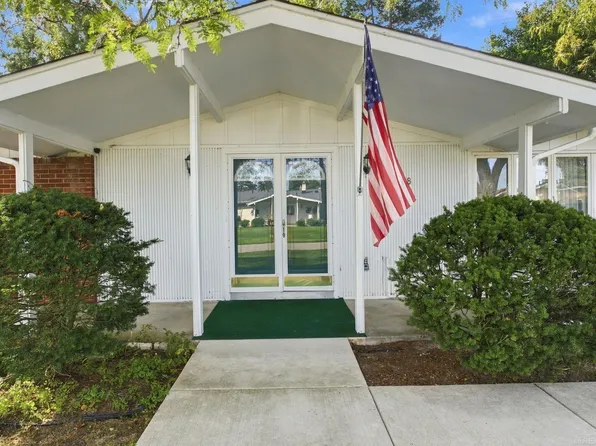 8318 Carriage Hill Dr, Shelby Township, MI 48317
