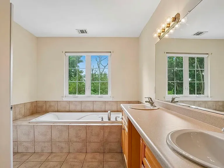 100 Pine St #5 — Photo 12