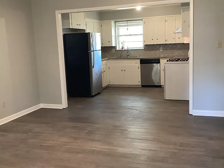 216 Brenda Dr — Photo 2