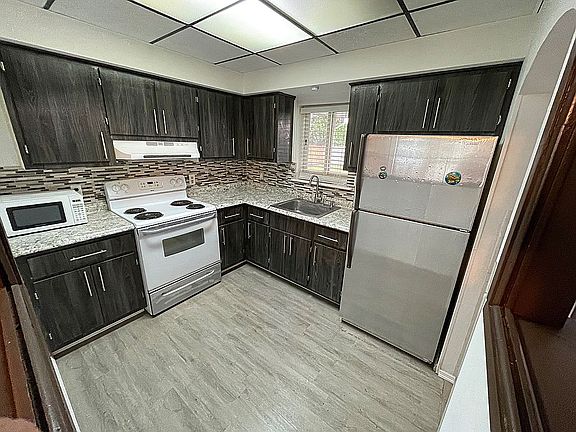 5th image of 1360 Oxford Dr #C