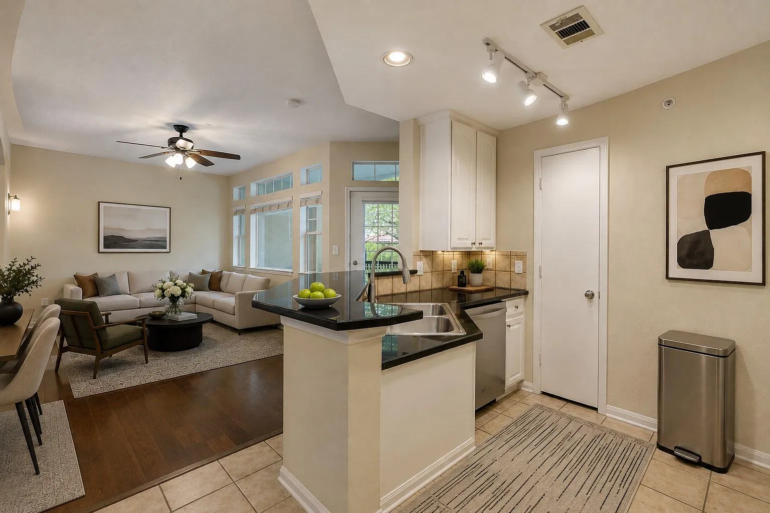 2 bed, 1.0 bath, 972 sqft, $1,650 — Photo 3