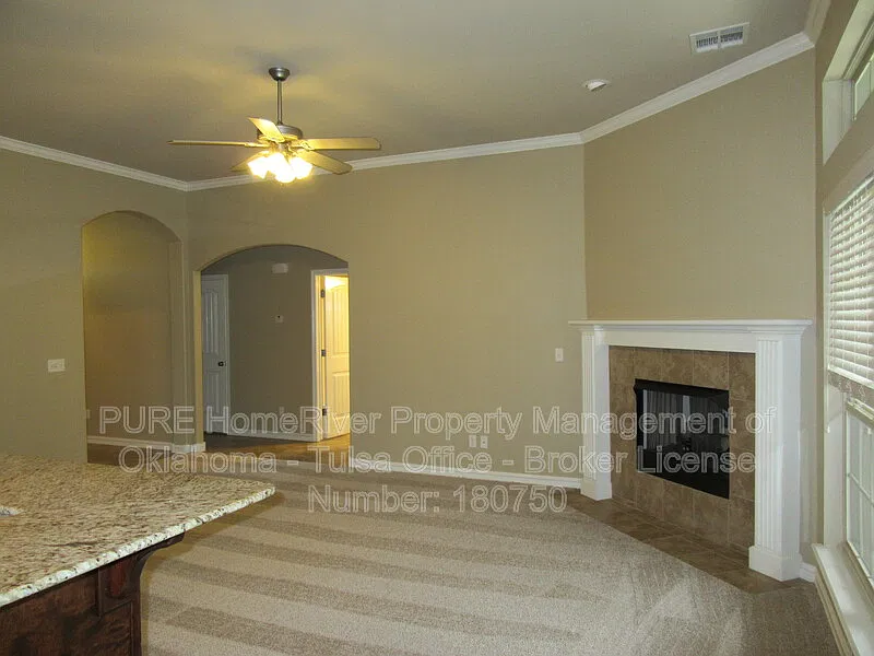 4 bed, 2.0 bath, 1938 sqft, $2,050 — Photo 4