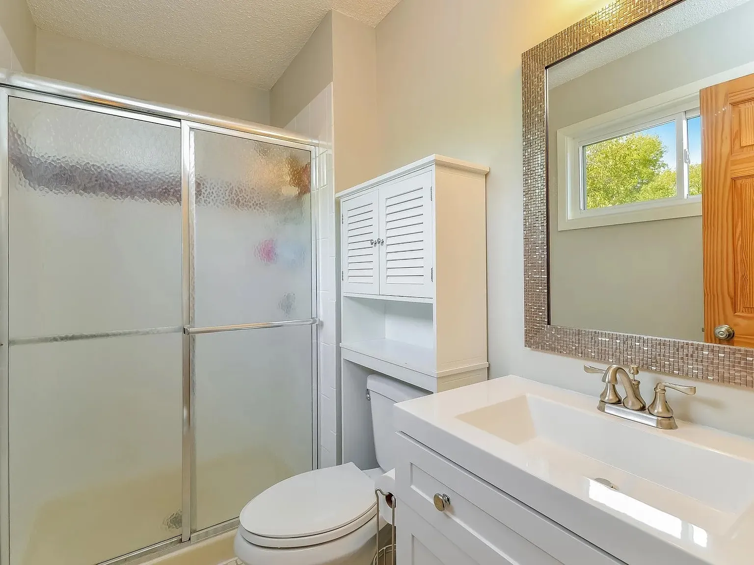 4 bed, 2200 sqft, $2,650 — Photo 3