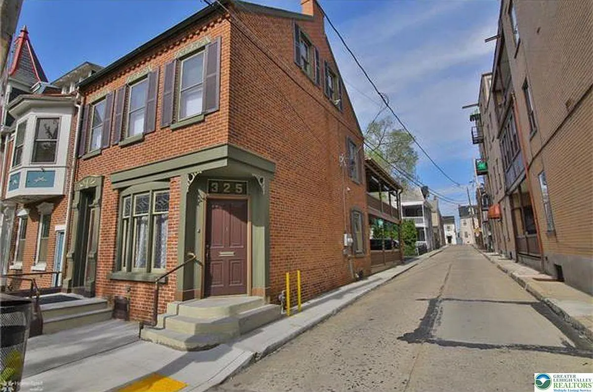 Building Photo - 325 N 8th St