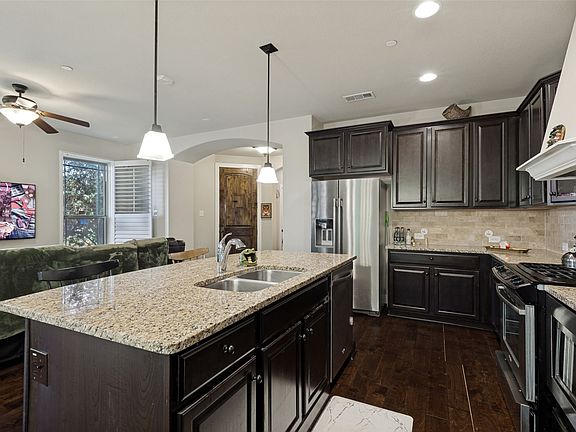 5th image of 1017 Brook Hollow Dr