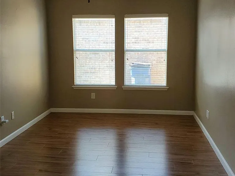 313 Magnolia Dr — Photo 3