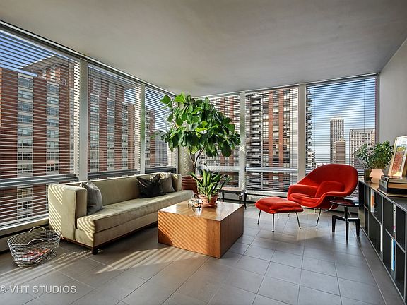 3rd image of 1300 N Astor St Unit 18C