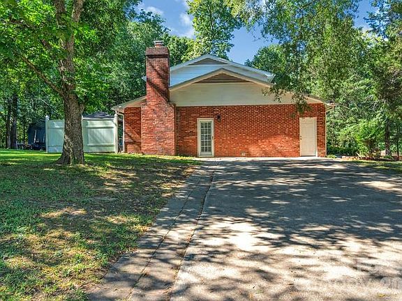 3rd image of 201 Bayberry Dr