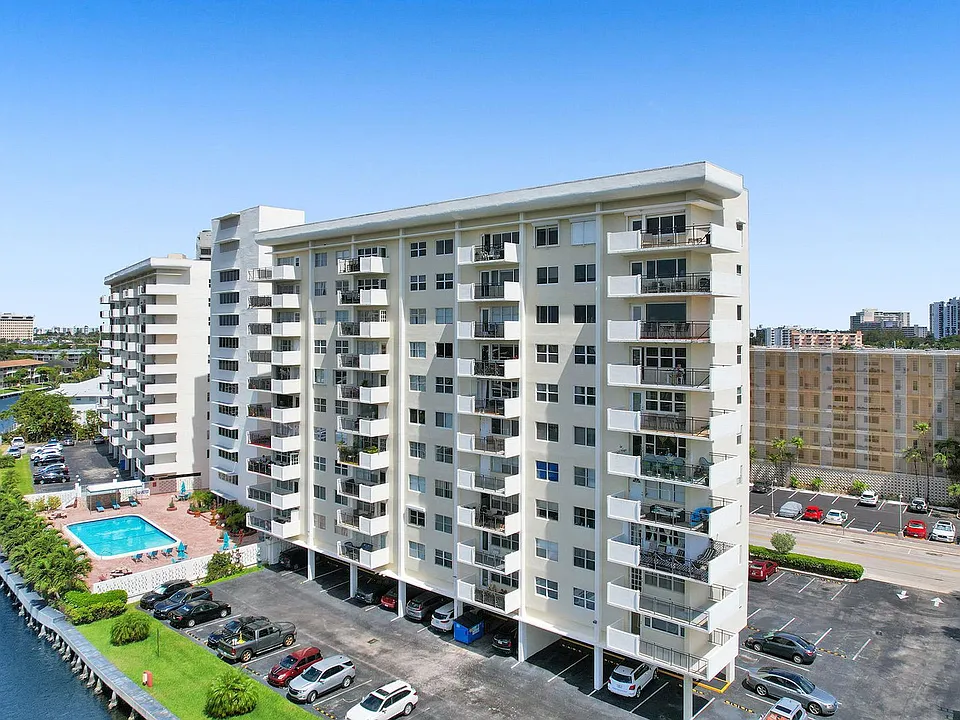 401 Golden Isles Dr #705