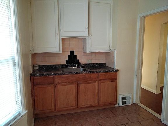 3rd image of 25436 Hopkins St