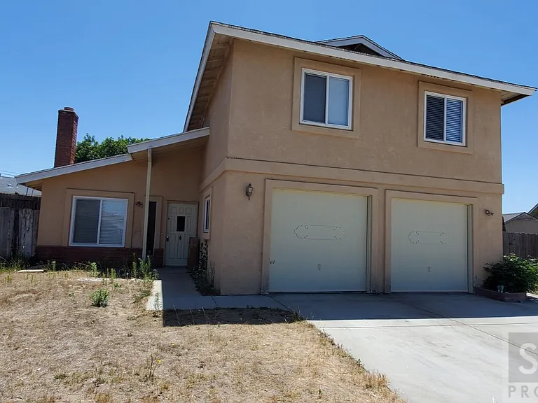 812 Emerald Ct — Photo 1