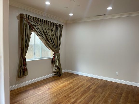 5th image of 5255 Hermitage Ave Unit 106