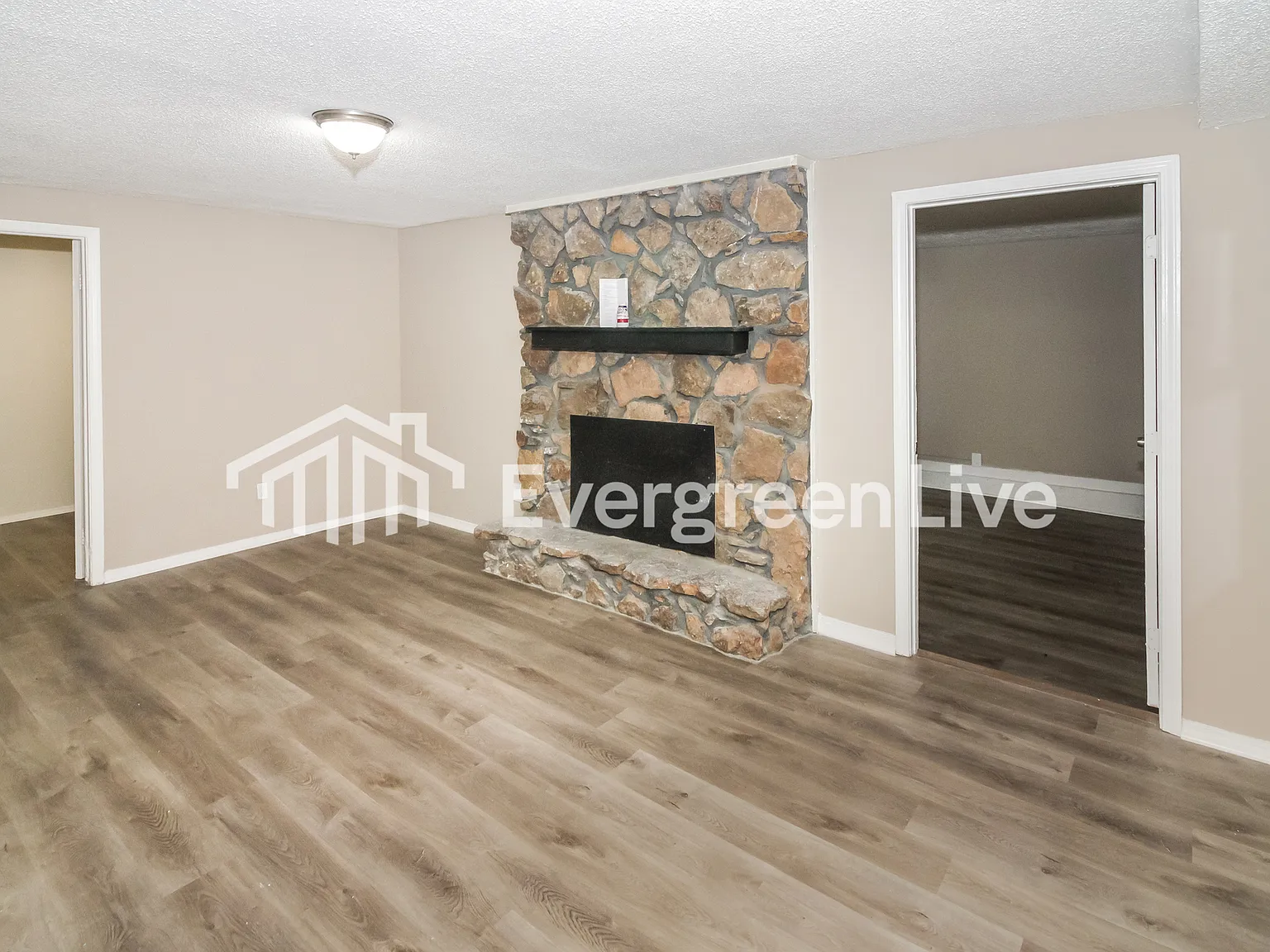 4 bed, 2.0 bath, 2448 sqft, $1,595 — Photo 2