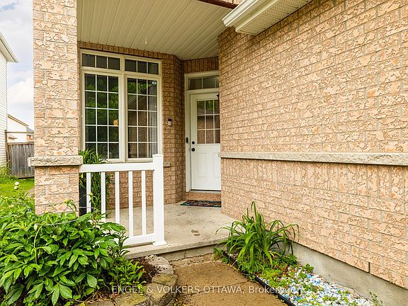 3rd image of 166 Macara Cres
