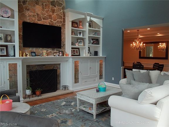 5th image of 3382 E Glencoe Rd