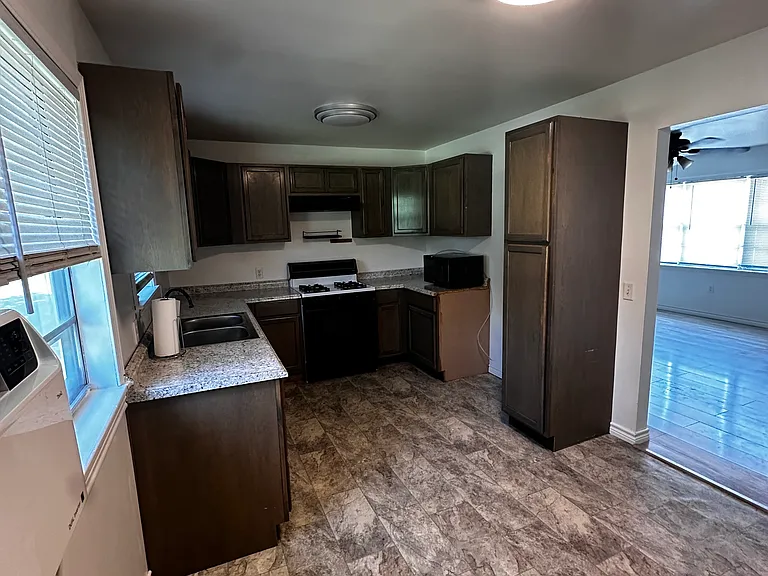 802 NW 4th St — Photo 11