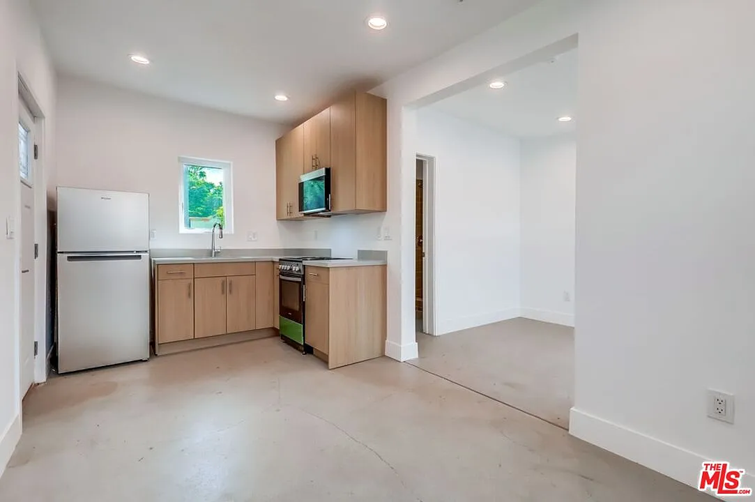 Studio, 1.0 bath, 300 sqft, $1,795 — Photo 2
