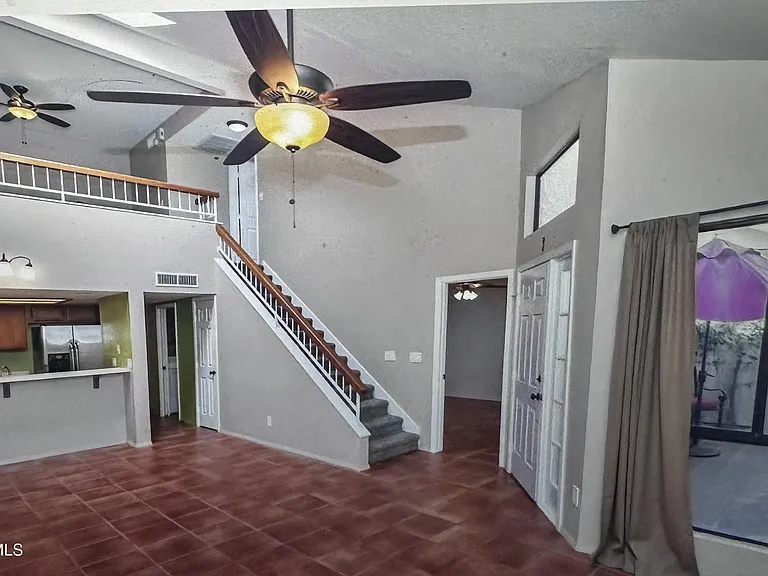 33 E Beck Ln — Photo 4