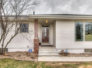 117 Powells Ln, Crescent, IA 51526