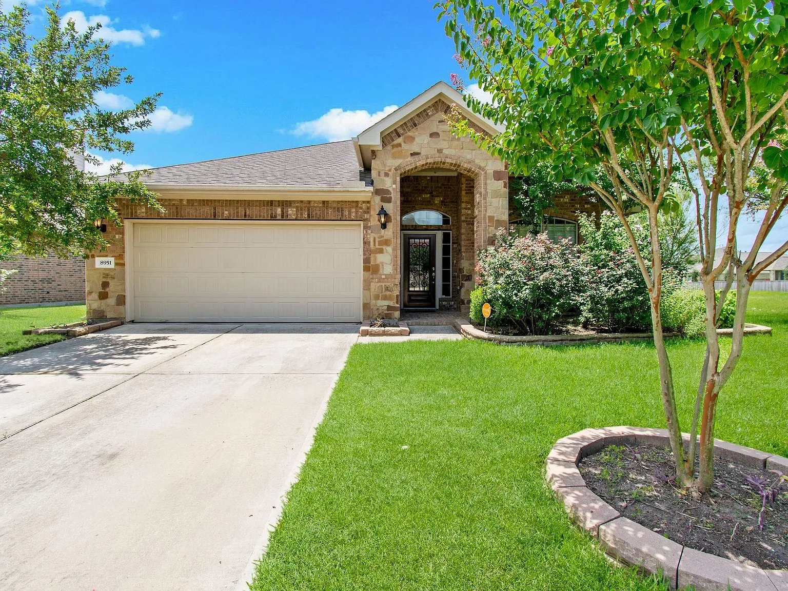 4 bed, 2.0 bath, 2192 sqft, $2,150 — Photo 1