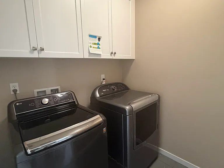 Laundry on 2nd floor (same floor as bedrooms)