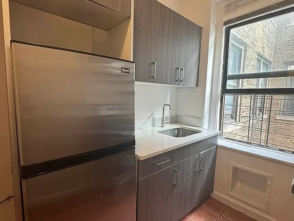 509 W 212th St #3D