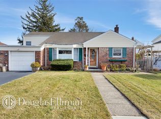 4 Preston Ln, Syosset, NY 11791