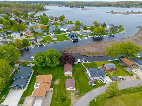 380 Lane 852 Snow Lk, Fremont, IN 46737