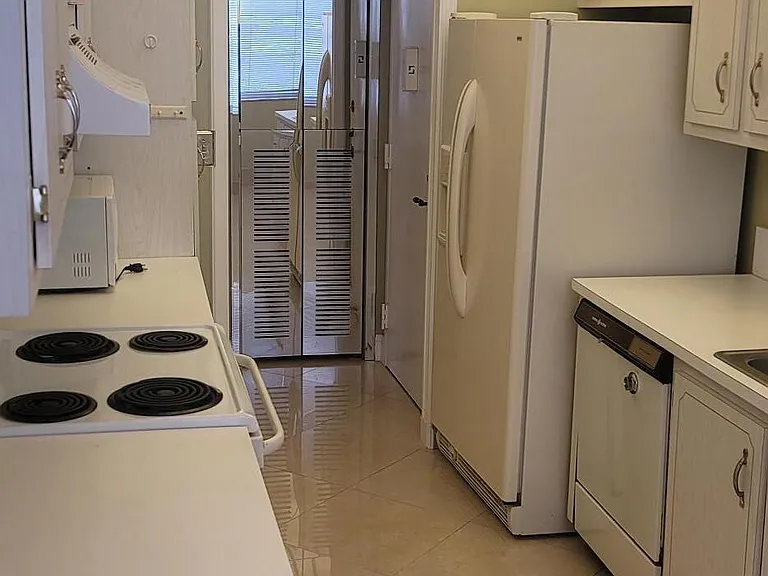 1300 Saint Charles Pl #L19 — Photo 15