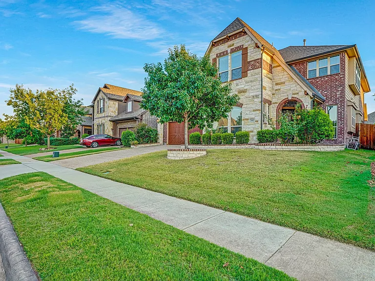 2412 Kemerton Dr — Photo 2