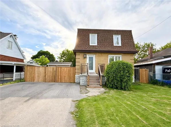 94 Howard Ave, Hamilton, ON L9A 2W5