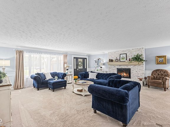 5th image of 32 Raesta Dr