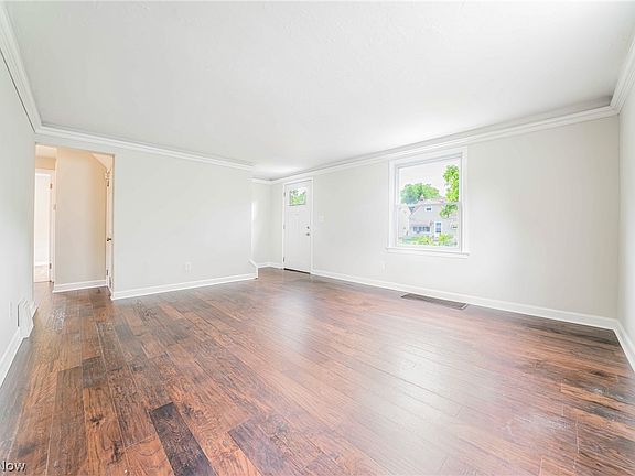 4th image of 142 Woodstock Ave