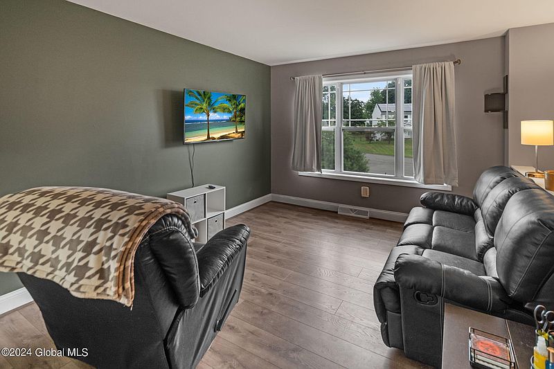 3rd image of 8 Keystone Court