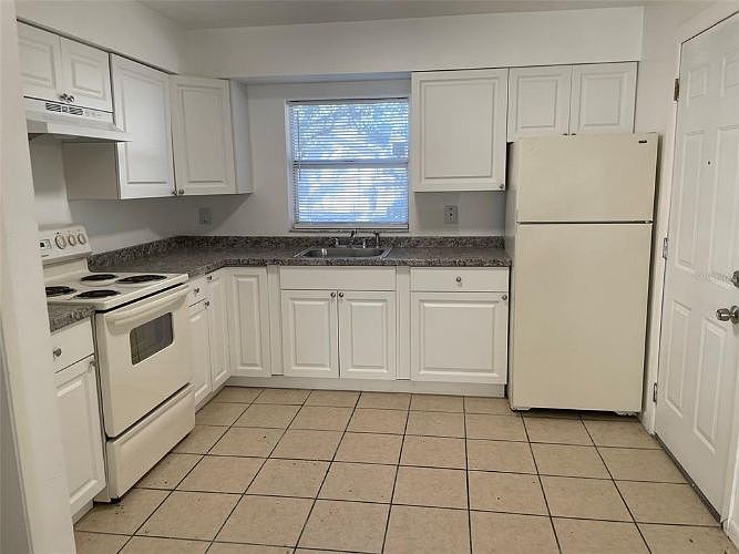 2nd image of 10407 Jasmine Ave APT B